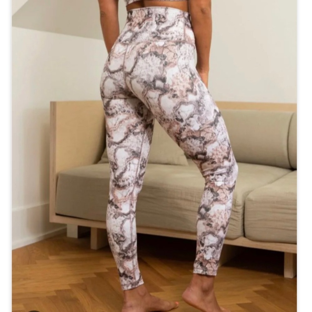 DYI Womens workout leggings. Printed Signature Tight Natural Crystal …